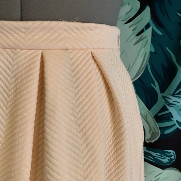 Quilted texture peach poly skirt - Picture 2 of 6